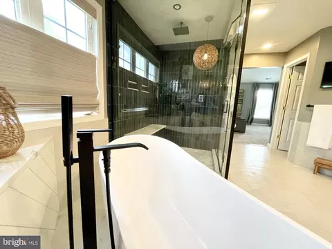 Bath - 733 Seneca Dr, Odenton, MD 21113 photo 5 of 12