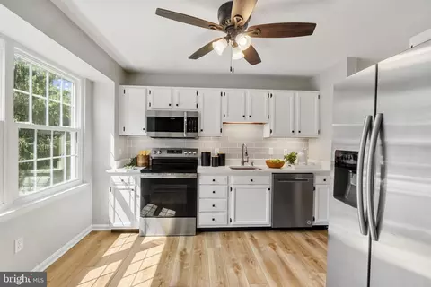 7805 Leonardo Ct, Pasadena, MD 21122 photo 3