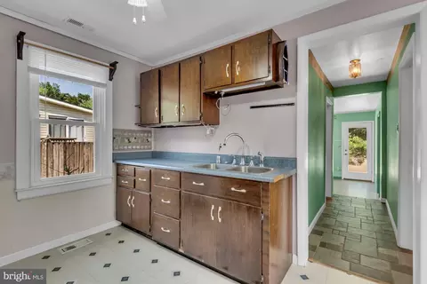 Entry Way - 5031 Chalk Point Rd, West River, MD 20778 photo 5 of 7