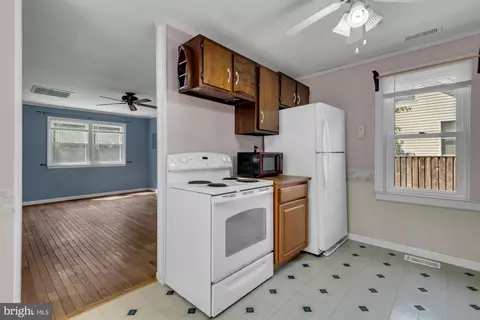 Entry Way - 5031 Chalk Point Rd, West River, MD 20778 photo 4 of 7