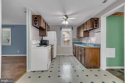 Entry Way - 5031 Chalk Point Rd, West River, MD 20778 photo 3 of 7