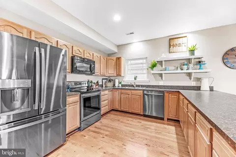 Kitchen - 619 Park Pl, Deale, MD 20751 photo 3 of 7