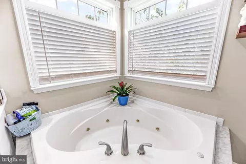 Bath - 619 Park Pl, Deale, MD 20751 photo 4 of 4