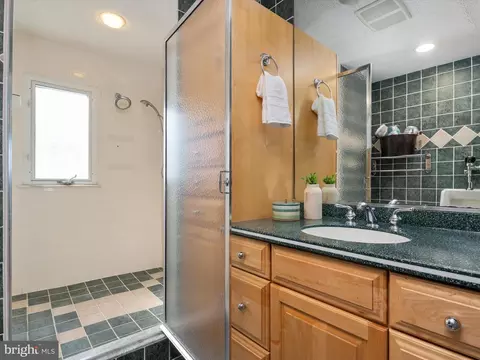 Bath - 1207 Bay View Ct, Edgewater, MD 21037 photo 3 of 5