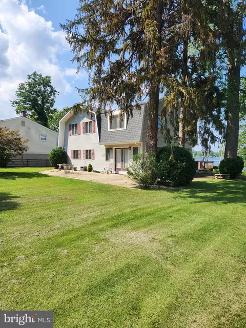 7578 Beach Dr, Pasadena, MD 21122 photo 3