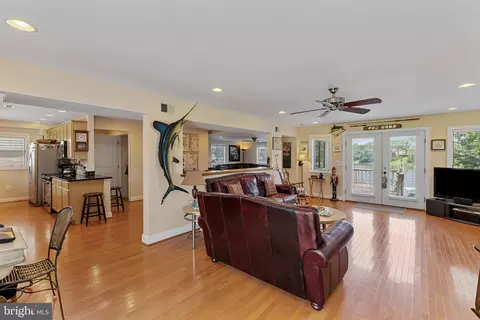 7578 Beach Dr, Pasadena, MD 21122 photo 18