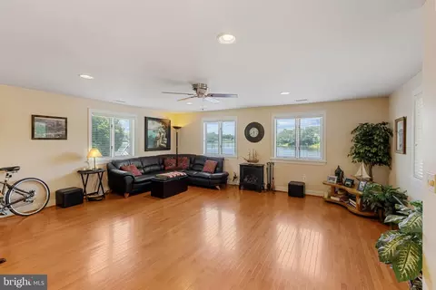 7578 Beach Dr, Pasadena, MD 21122 photo 13
