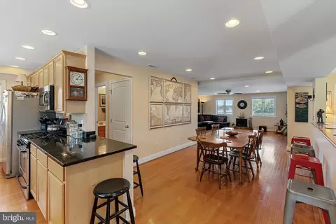 7578 Beach Dr, Pasadena, MD 21122 photo 10
