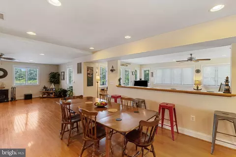 7578 Beach Dr, Pasadena, MD 21122 photo 11