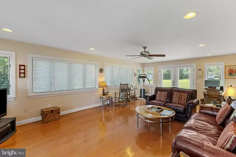 7578 Beach Dr, Pasadena, MD 21122 photo 16