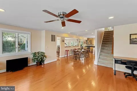 7578 Beach Dr, Pasadena, MD 21122 photo 15