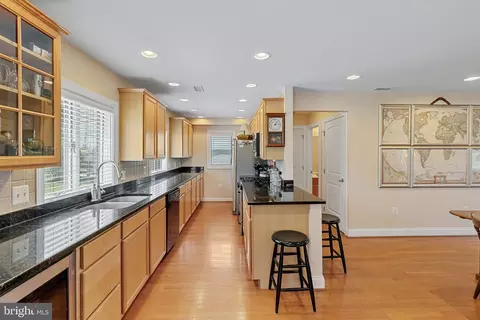 7578 Beach Dr, Pasadena, MD 21122 photo 9