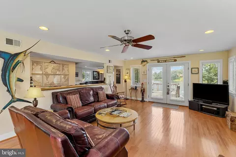 7578 Beach Dr, Pasadena, MD 21122 photo 17
