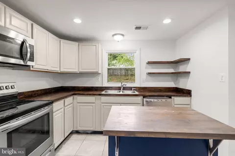 Kitchen - 706 Chapelgate Dr, Odenton, MD 21113 photo 2 of 2