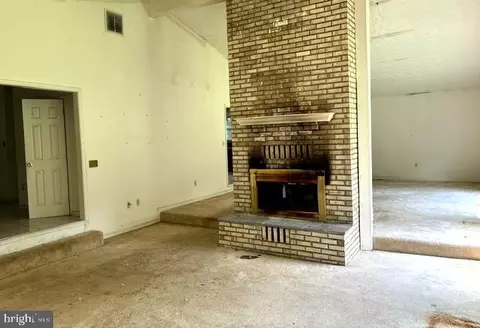 Living - 215 A Mountain Rd, Pasadena, MD 21122 photo 1 of 6