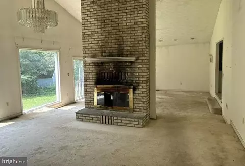 Living - 215 A Mountain Rd, Pasadena, MD 21122 photo 3 of 6