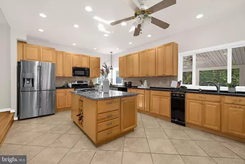 Kitchen - 619 Riverside Dr, Pasadena, MD 21122 photo 2 of 6