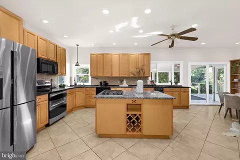 Kitchen - 619 Riverside Dr, Pasadena, MD 21122 photo 5 of 6