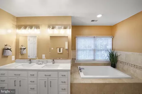 Bath - 132 Seabiscuit Pl, Edgewater, MD 21037 photo 4 of 10