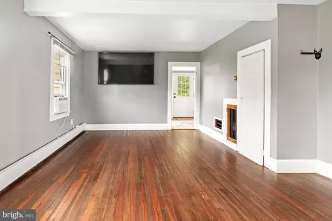 Living - 639 Deale Rd, Deale, MD 20751 photo 2 of 6