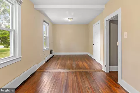 Living - 639 Deale Rd, Deale, MD 20751 photo 5 of 6