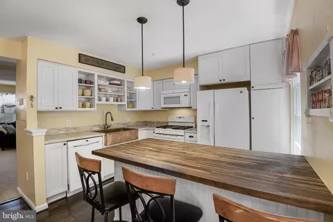 Kitchen - 709 Pine Drift Dr, Odenton, MD 21113 photo 2 of 4