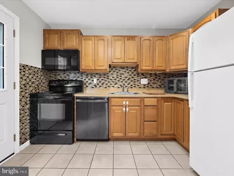 89 Creekview Ct, Pasadena, MD 21122 photo 3