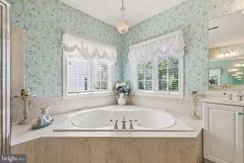 Bath - 702 Pearson Point Pl, Annapolis, MD 21401 photo 3 of 9