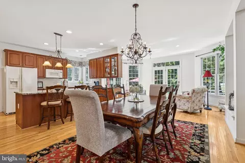 Dining - 702 Pearson Point Pl, Annapolis, MD 21401 photo 9 of 9