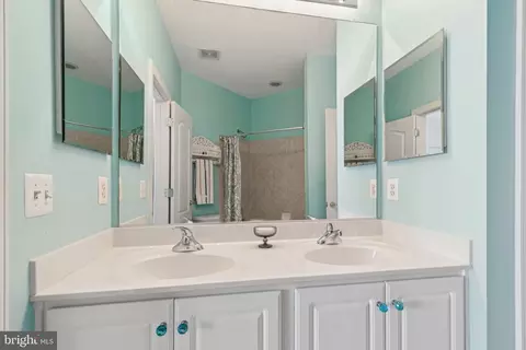 Bath - 702 Pearson Point Pl, Annapolis, MD 21401 photo 8 of 9