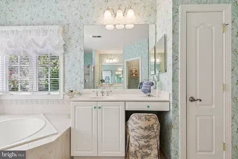 Bath - 702 Pearson Point Pl, Annapolis, MD 21401 photo 2 of 9