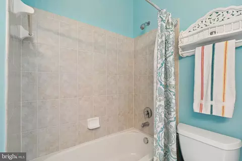 Bath - 702 Pearson Point Pl, Annapolis, MD 21401 photo 6 of 9