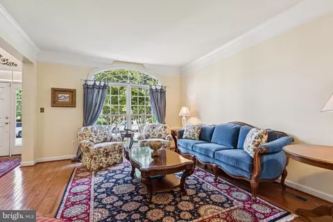 Living - 702 Pearson Point Pl, Annapolis, MD 21401 photo 2 of 3