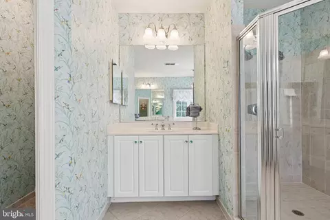 Bath - 702 Pearson Point Pl, Annapolis, MD 21401 photo 4 of 9