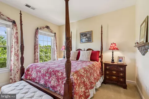 Bedroom - 702 Pearson Point Pl, Annapolis, MD 21401 photo 8 of 11