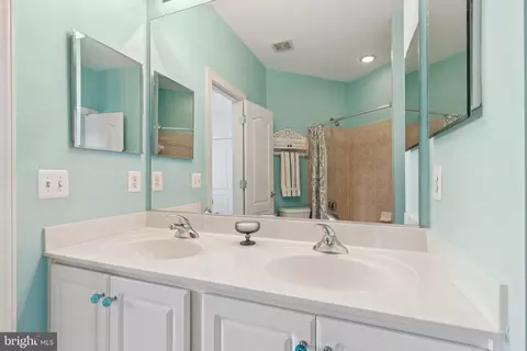 Bath - 702 Pearson Point Pl, Annapolis, MD 21401 photo 7 of 9