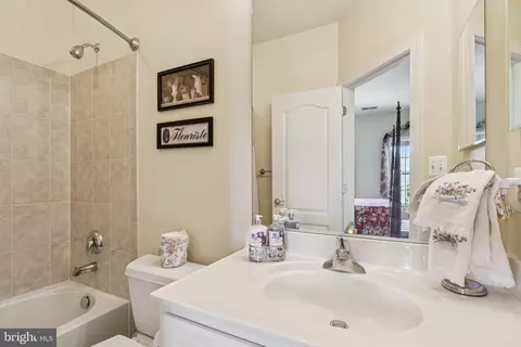 Bath - 702 Pearson Point Pl, Annapolis, MD 21401 photo 5 of 9