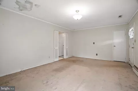 Living - 2921 Main St, Edgewater, MD 21037 photo 3 of 4