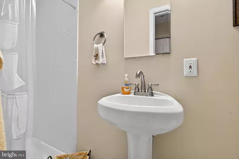 Bath - 728 Spoon Ct #15, Arnold, MD 21012 photo 1 of 6