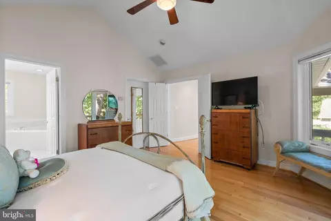 Bedroom - 921 Lake Dr, Arnold, MD 21012 photo 3 of 8