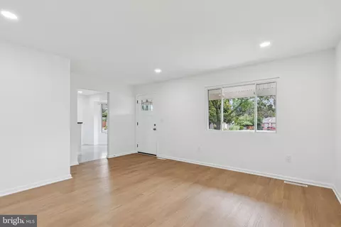 Living - 8582 Main Ave, Pasadena, MD 21122 photo 7 of 8