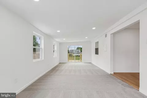 Living - 8582 Main Ave, Pasadena, MD 21122 photo 4 of 8