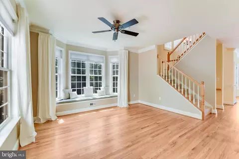 Living - 724 Rusack Ct #50, Arnold, MD 21012 photo 2 of 8
