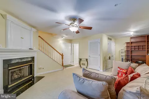 Living - 724 Rusack Ct #50, Arnold, MD 21012 photo 6 of 8