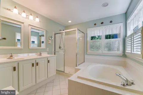 Bath - 724 Rusack Ct #50, Arnold, MD 21012 photo 2 of 4