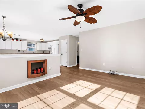 Living - 8016 Catherine Ave, Pasadena, MD 21122 photo 2 of 4