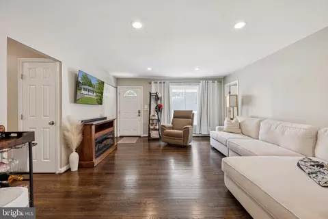 Entry Way - 3908 Alberta Ave, Pasadena, MD 21122 photo 1 of 1