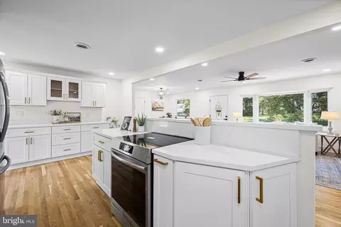 Kitchen - 667 C St, Pasadena, MD 21122 photo 5 of 5