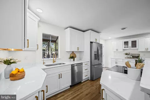 Kitchen - 667 C St, Pasadena, MD 21122 photo 4 of 5