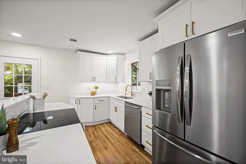 Kitchen - 667 C St, Pasadena, MD 21122 photo 3 of 5